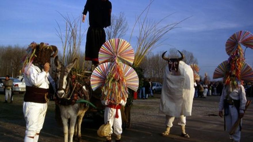 Personajes del Antruejo de Carrizo de la Ribera reunidos en 1997 Foto: Miguel Sánche y Puri Lozano