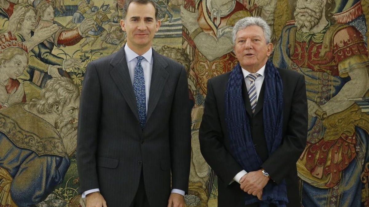 Felipe, con el portavoz de Nueva Canarias, Pedro Quevedo, en Zarzuela.
