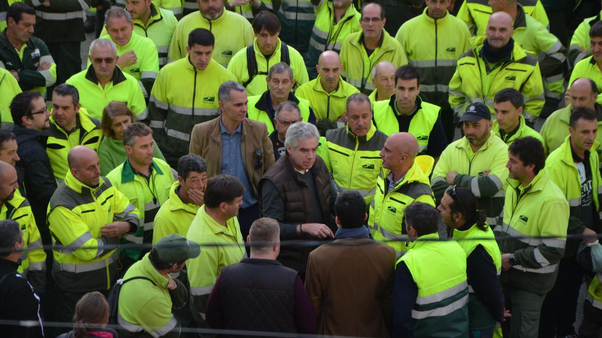 Protesta de los trabajadores de Parques y Jardines frente al Ayuntamiento de Santander. | PRC