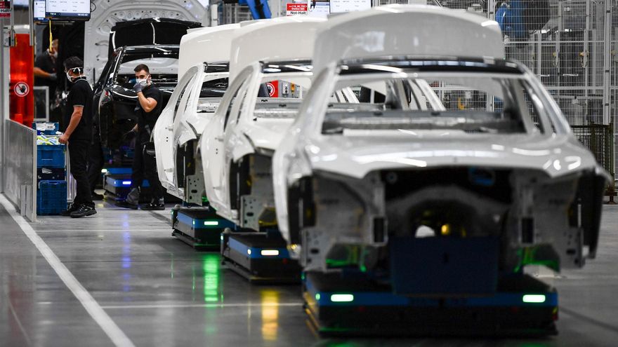 La industria europea del automóvil avisa de "paradas inminentes" en fábricas por la falta de chips