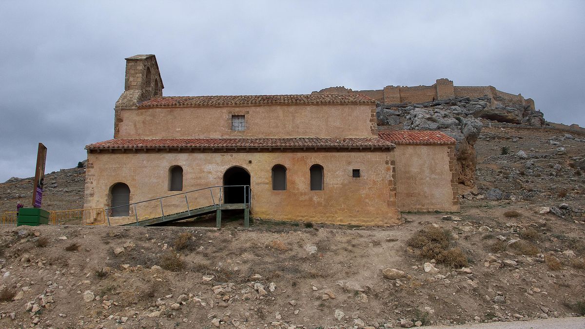 Vista de la ermita de San Miguel de Gormaz, con la fortaleza califal de Gomaz en segundo término