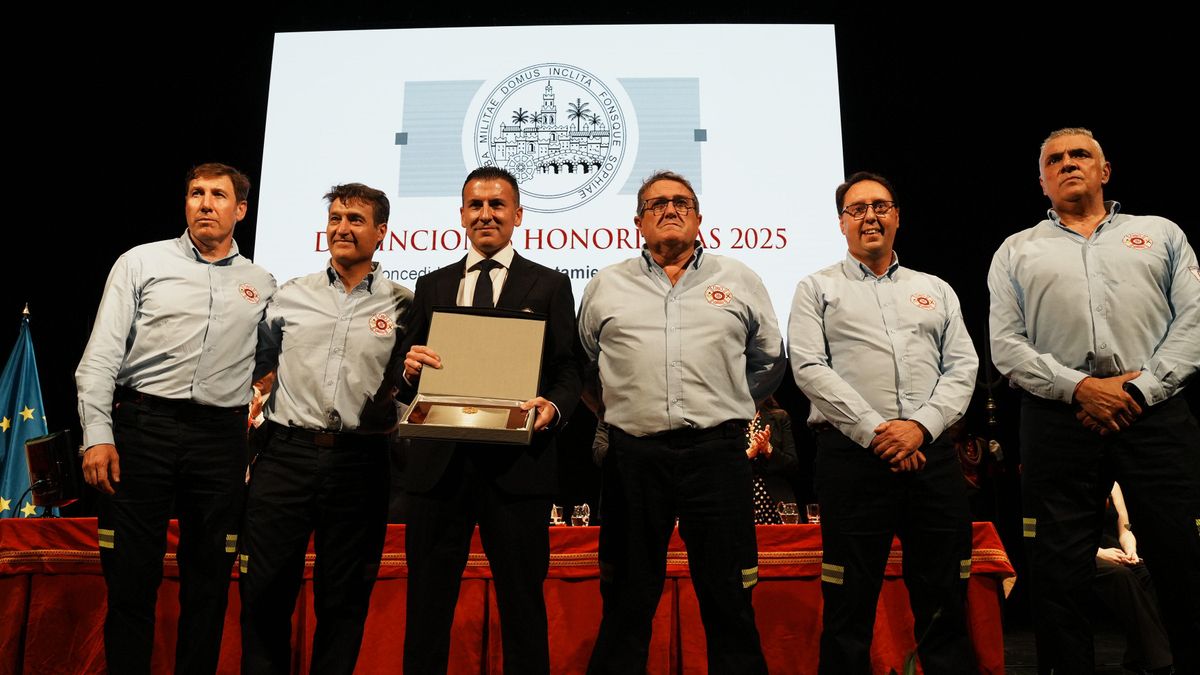 El alcalde, junto a los bomberos de Córdoba.