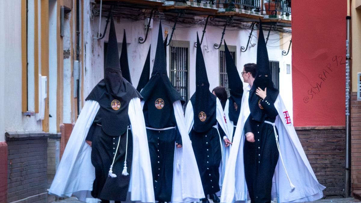 Nazarenos del Museo camino de su estación de penitencia en la calle Bailén