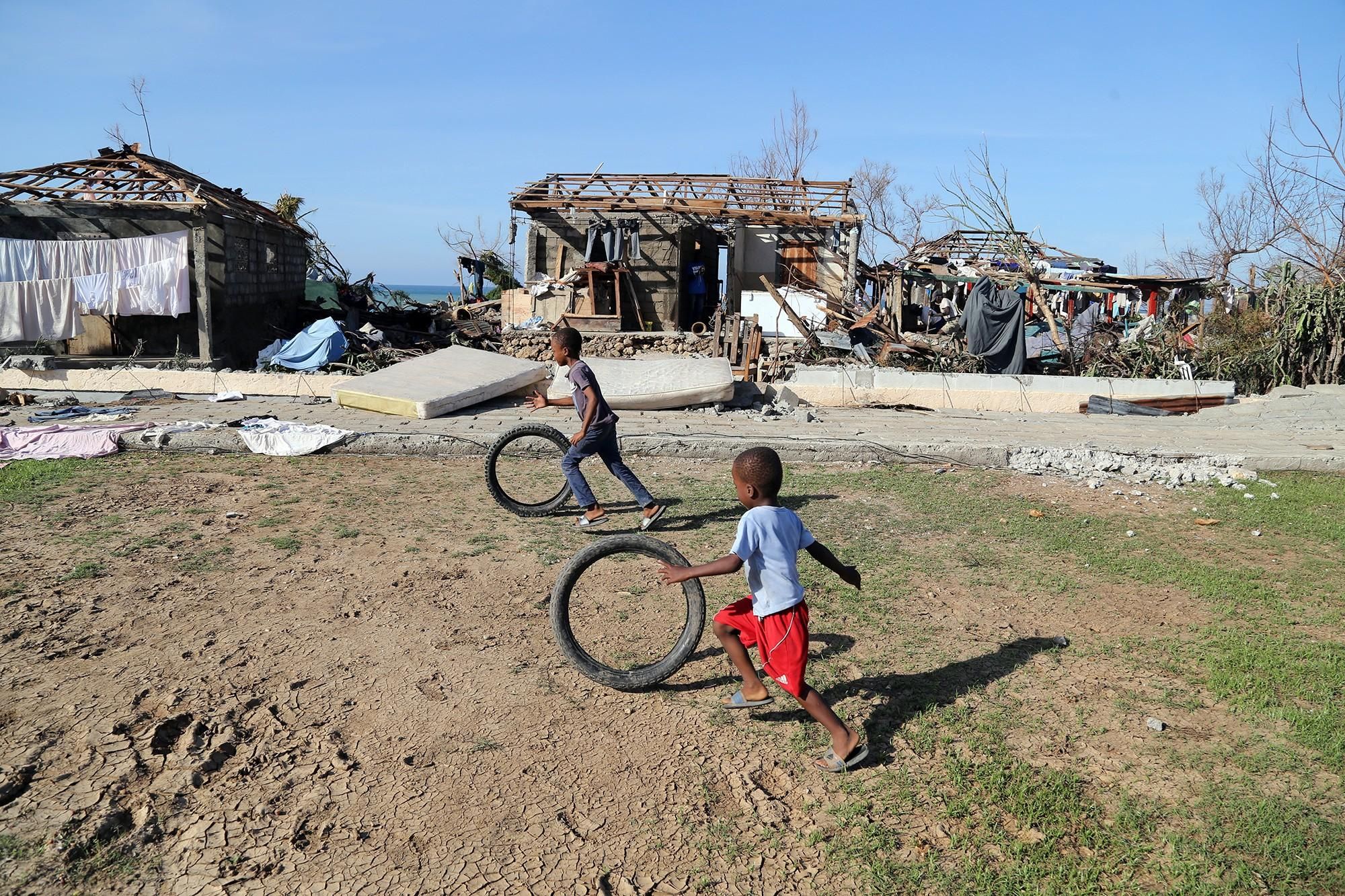 En la ciudad de Jeremie, en el Departamento Garnd-Anse, las familias intentan volver a la normalidad. Aquí es donde el huracán golpeó con mayor intensidad. A pesar del desolado paisaje, ver a los niños que juegan y escuchar el sonido de su risa, dan una luz de esperanza para un futuro mejor. FOTO: © UNICEF/UN035026/Moreno Gonzalez