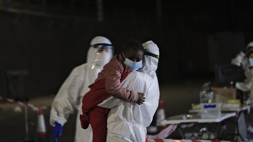 Uno de los menores rescatados en la patera. EFE/Ángel Medina