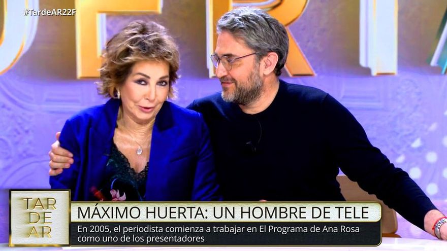 Ana Rosa se reencuentra con Máximo Huerta y le ofrece una silla en 'TardeAR': "¿No te tienta volver?"