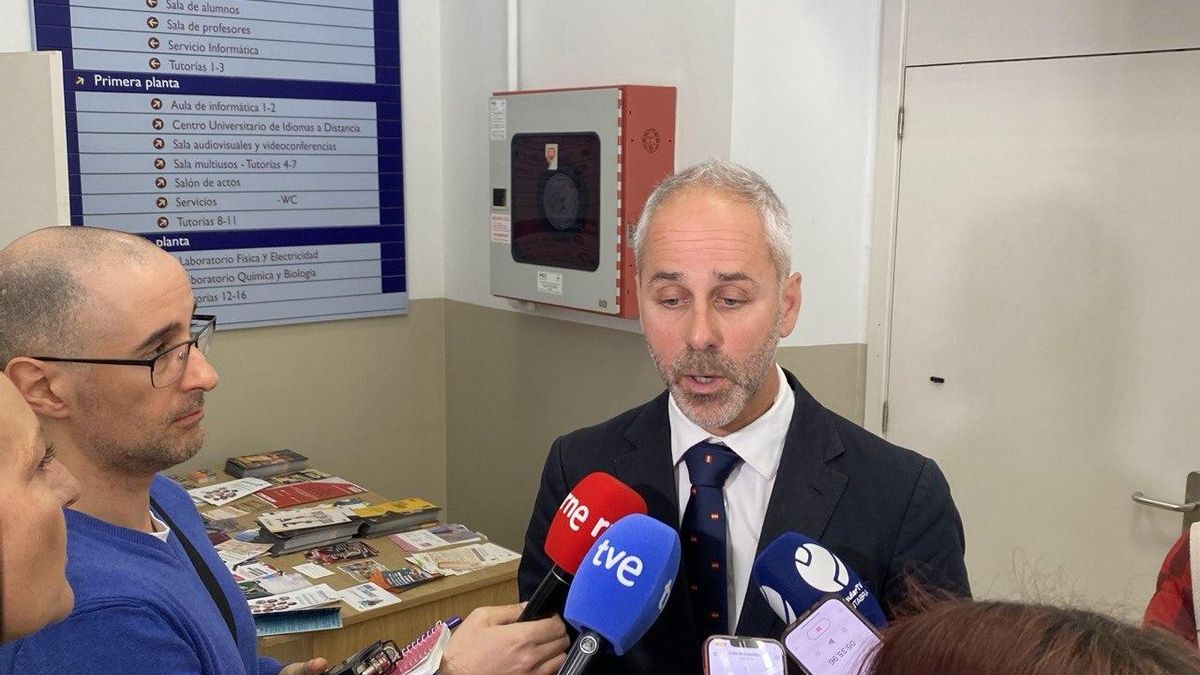 El consejero de Educación de Cantabria, Sergio Silva (PP), hace declaraciones a los medios.