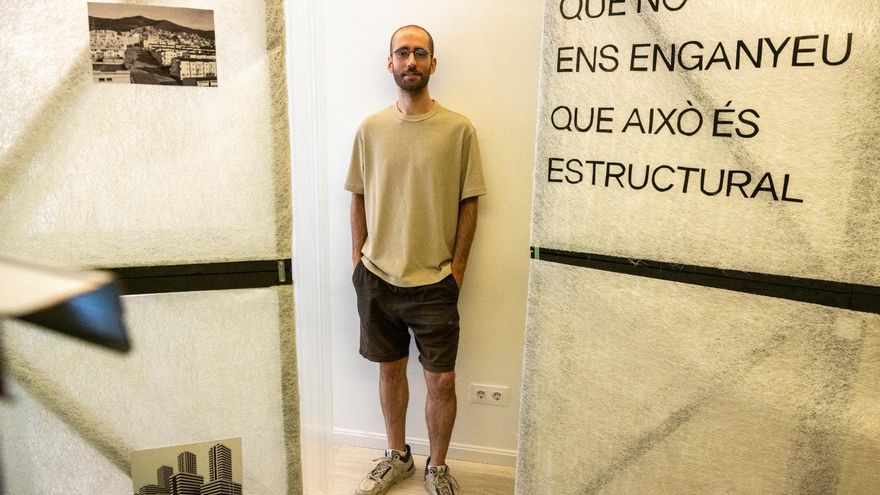 Un piso turístico ilegal acoge una exposición sobre la crisis de vivienda: “Aunque los prohíban, no desaparecerán”