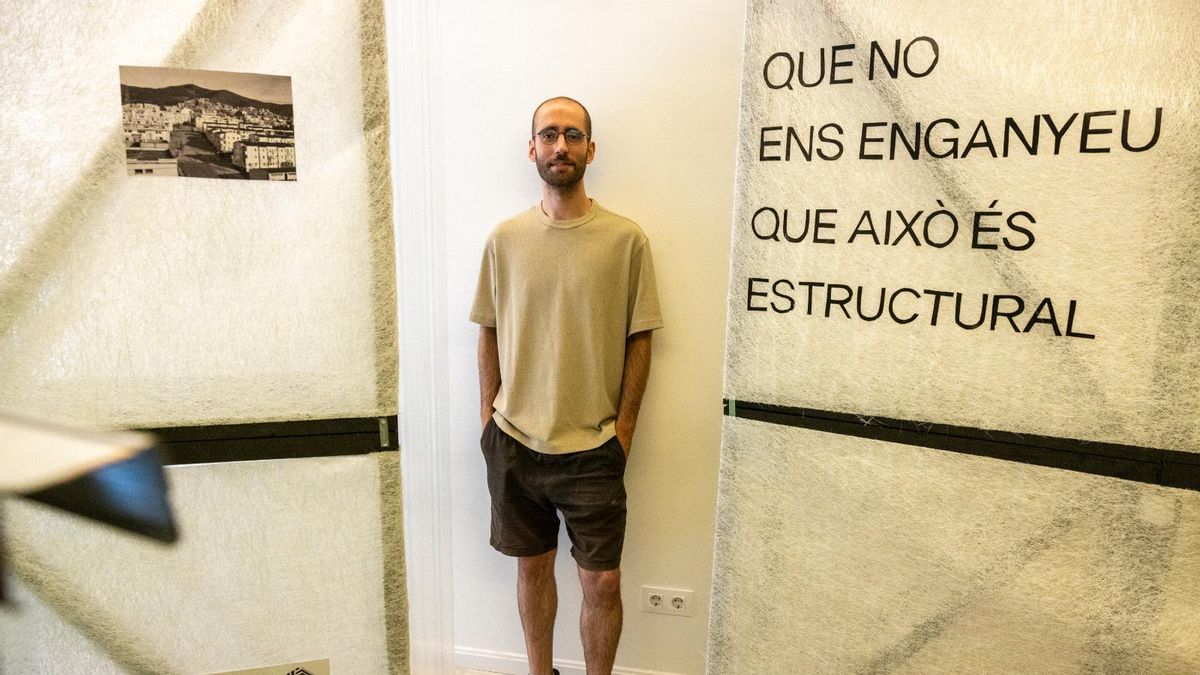 Miquel Hernández, uno de los responsables de la exposición 'Todo podría ser diferente', posa en un piso turístico ilegal del Raval