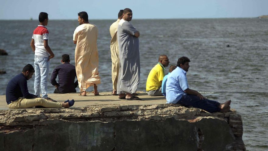 Un bote con 150 personas emite un S.O.S ante el riesgo de naufragio en Libia