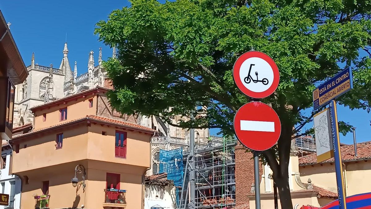 Imagen de la nueva señal de prohibición de la DGT en un punto neurálgico del turismo y el paseo en León capital.