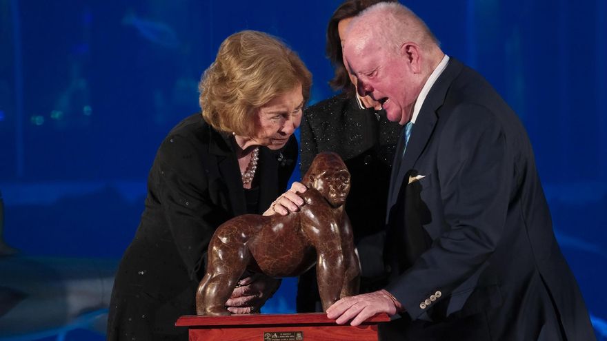 La reina emérita inicia su agenda canaria recogiendo el Premio Gorila de Loro Parque