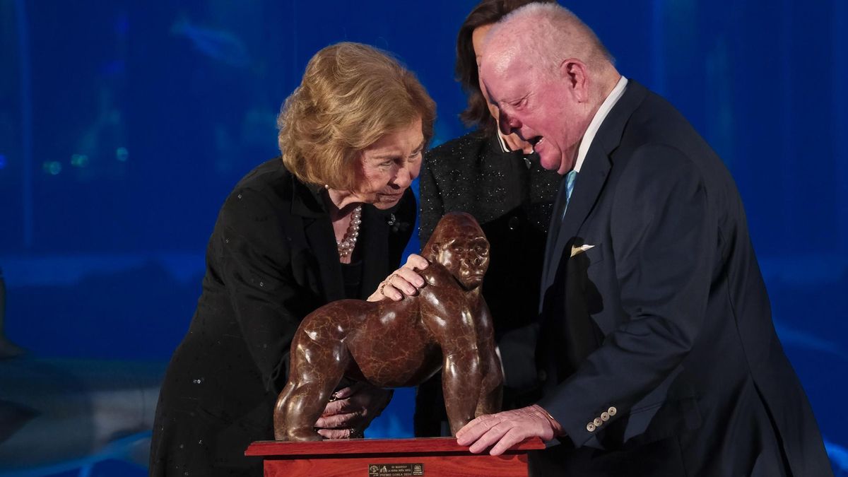 La reina emérita inicia su agenda canaria recogiendo el Premio Gorila de Loro Parque