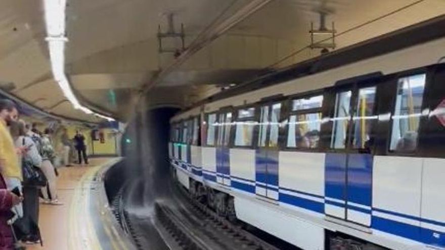 La lluvia corta el túnel de Cercanías en Sol y causa cascadas de agua en el Metro de Madrid en una mañana de grandes atascos