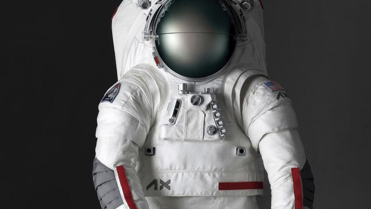 Prada salta de las pasarelas a la Luna y firma la capa de refrigeración que protegerá a los astronautas de la próxima misión