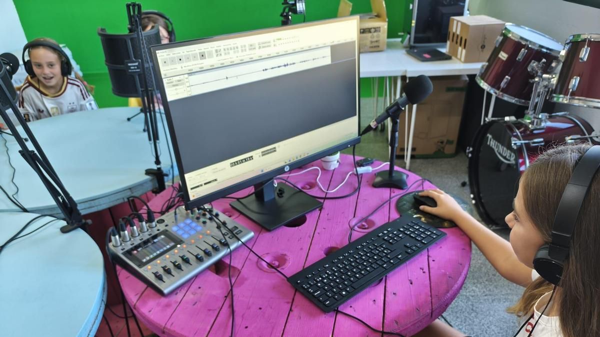 Alumnos del Colegio de Educación Infantil y Primaria Toral de los Vados, en las instalaciones de la radio escolar Menudo Toral. 