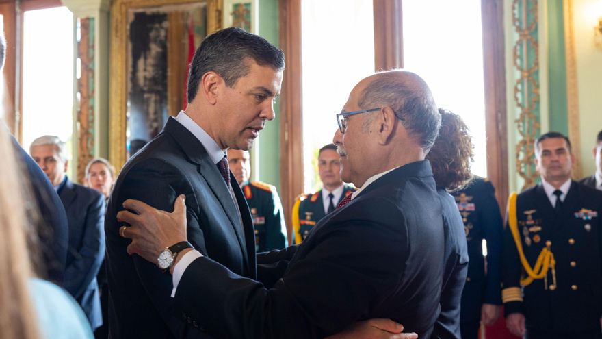 Peña toma juramento a los embajadores de Paraguay ante Taiwán y Turquía