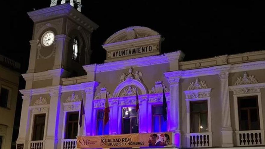 El PP propone cambiar del violeta al naranja la iluminación por el 25N del Ayuntamiento de Guadalajara