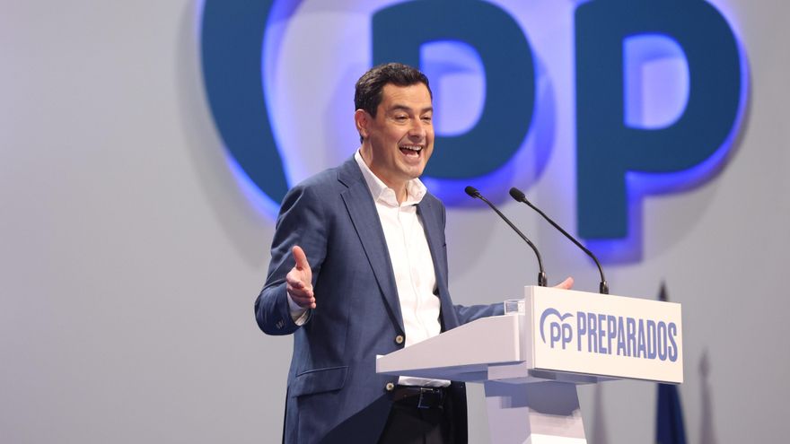 El presidente del PP en Andalucía y presidente de la Junta de Andalucía, Juanma Moreno, durante su intervención en el segundo y último día del congreso del PP en la que Alberto Núñez Feijóo sale como nuevo presidente del partido y se inicia una nueva etapa, con el objetivo de llegar al Gobierno de la nación en las próximas elecciones generales. A 2 de abril de 2022, en Sevilla (Andalucía, España). Jornada leer más de clausura del XX Congreso Nacional del PP en la que Alberto Núñez Feijóo ha sido elegido nuevo presidente del partido, lo que supone el inicio de una nueva etapa, con el objetivo fundamental de llegar al Gobierno de la nación en las próximas elecciones generales. A 2 de abril de 2022, en Sevilla (Andalucía, España).