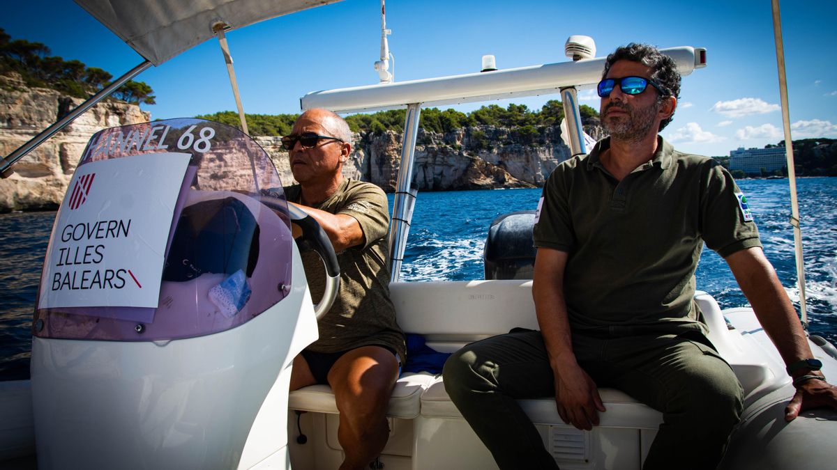 Una de las embarcaciones del Govern encargadas de cuidar por la posidonia en Menorca.