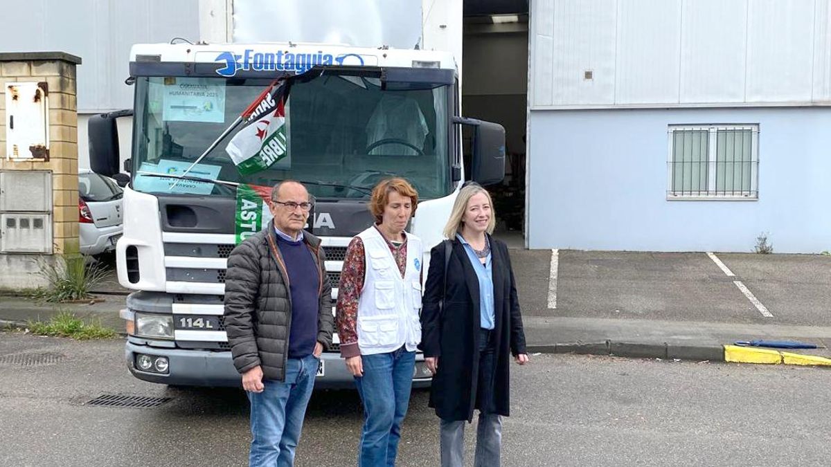 Alberto Suárez, Lola Menéndez y Beatriz Coto durante la presentación de la caravana solidaria.