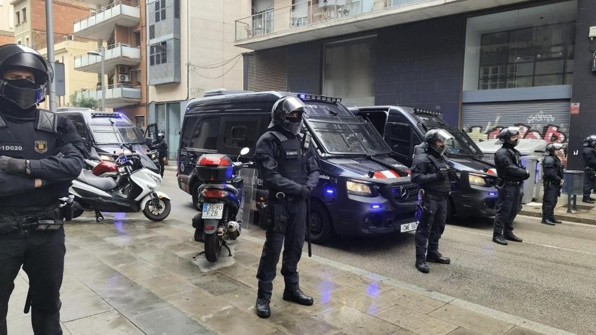Los Mossos desahucian a una mujer vulnerable que ocupaba un piso en Barcelona
