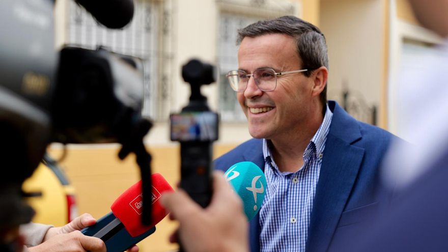 El secretario general del PSOE de Extremadura, Miguel Ángel Gallardo, atiende a los medios este sábado, 12 de abril