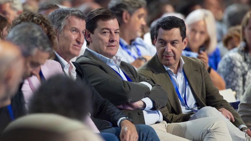 Archivo - El presidente del PP, Alberto Núñez Feijóo, el presidente de la Junta de Castilla y León, Alfonso Fernández Mañueco, y el presidente de la Junta de Andalucía, Juanma Moreno, en el XXI Congreso Nacional del Partido Popular, a 5 de julio de 2025,