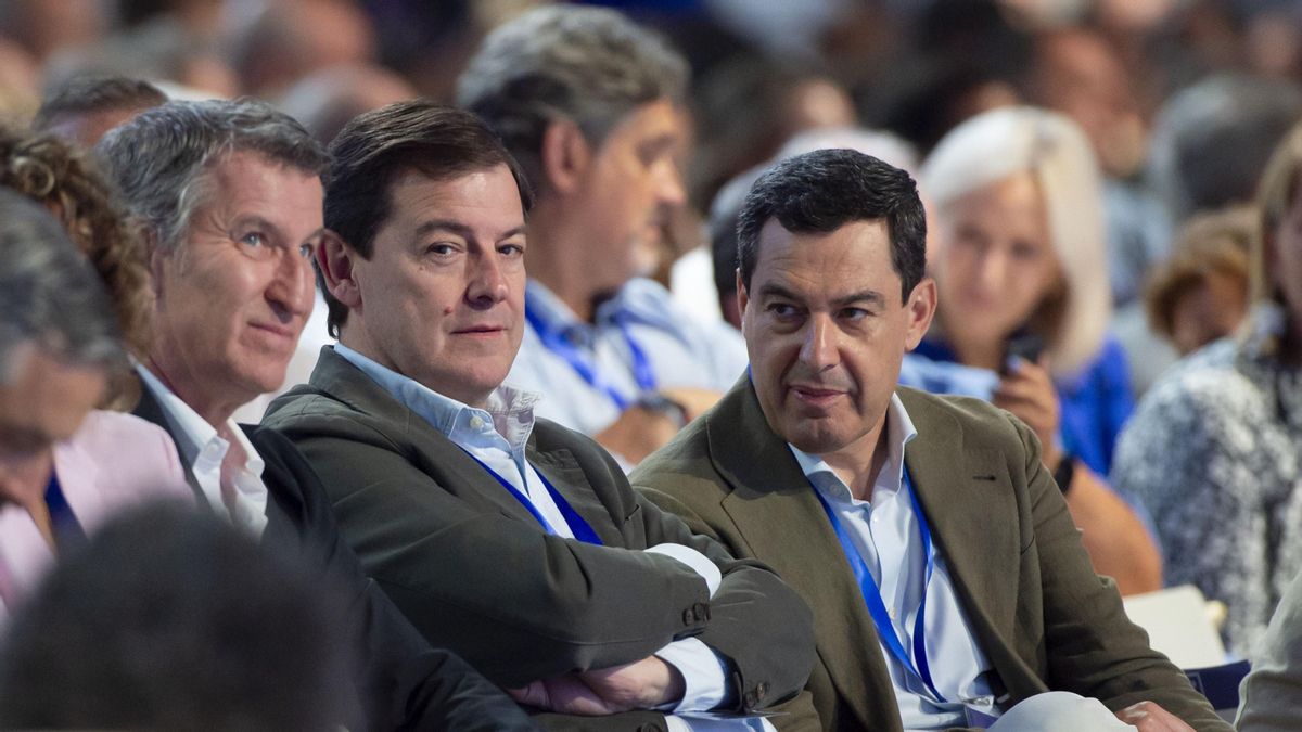 El líder del PP, Alberto Núñez Feijóo, el presidente de la Junta de Castilla y León, Alfonso Fernández Mañueco, y el presidente de la Junta de Andalucía, Juanma Moreno, en una imagen de archivo.