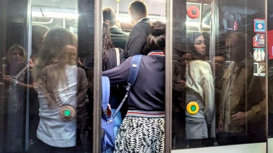 Crónica de una sardina en lata que viaja en hora punta por el Metro de Madrid: "Es la pesadilla de un claustrofóbico"