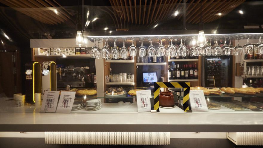 Interior de un bar en Pamplona, Navarra (España), a 17 de diciembre de 2020.