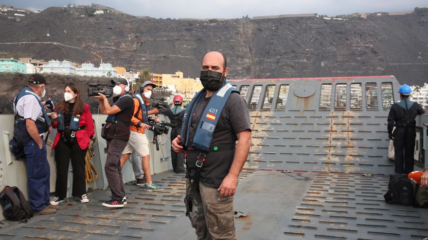 El agricultor Airam Gutiérrez instantes antes de desembarcar en Puerto Naos para regar sus cultivos.