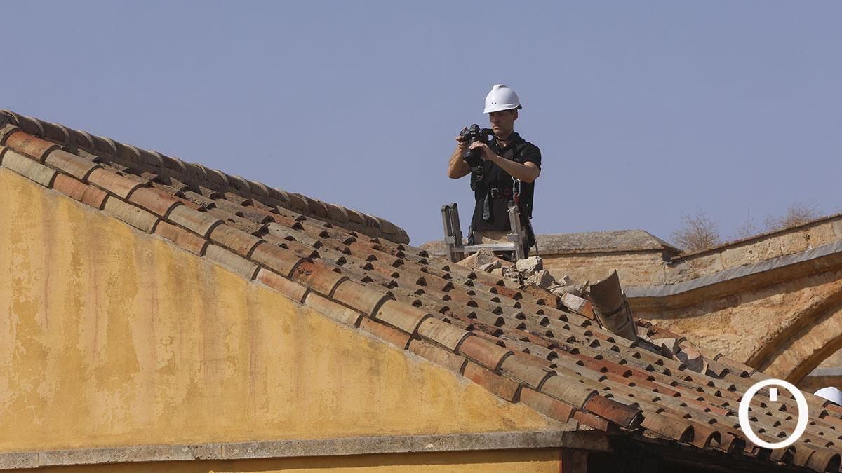 Un operario haciendo fotos desde el tejado
