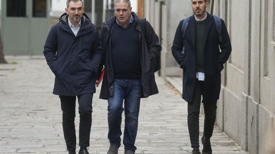 Los periodistas que publicaron el correo de la pareja de Ayuso se niegan a revelar sus fuentes