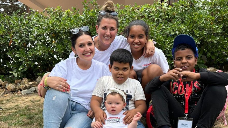 Alamin, a la derecha, junto a sus madres de acogida, la bebé Sáhara y otros dos menores.