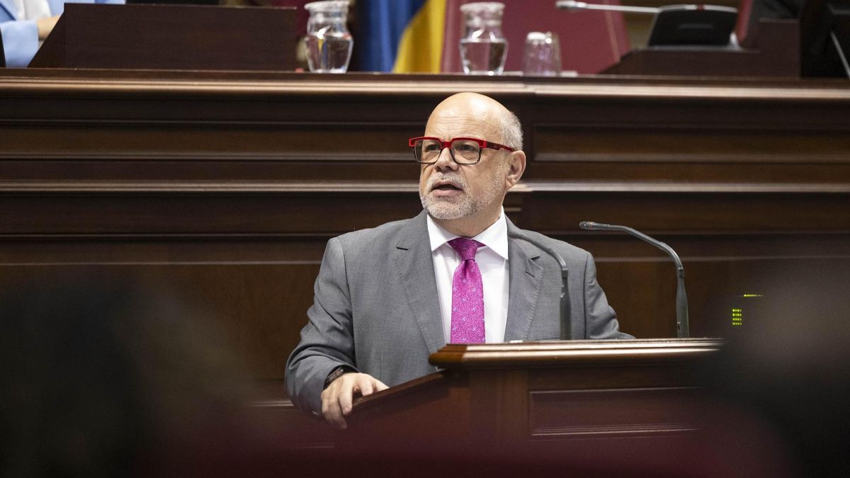 El portavoz del grupo Nacionalista, José Miguel Barragán, durante su intervención en la segunda jornada del debate sobre la nacionalidad canaria que se celebra en el Parlamento de Canarias.