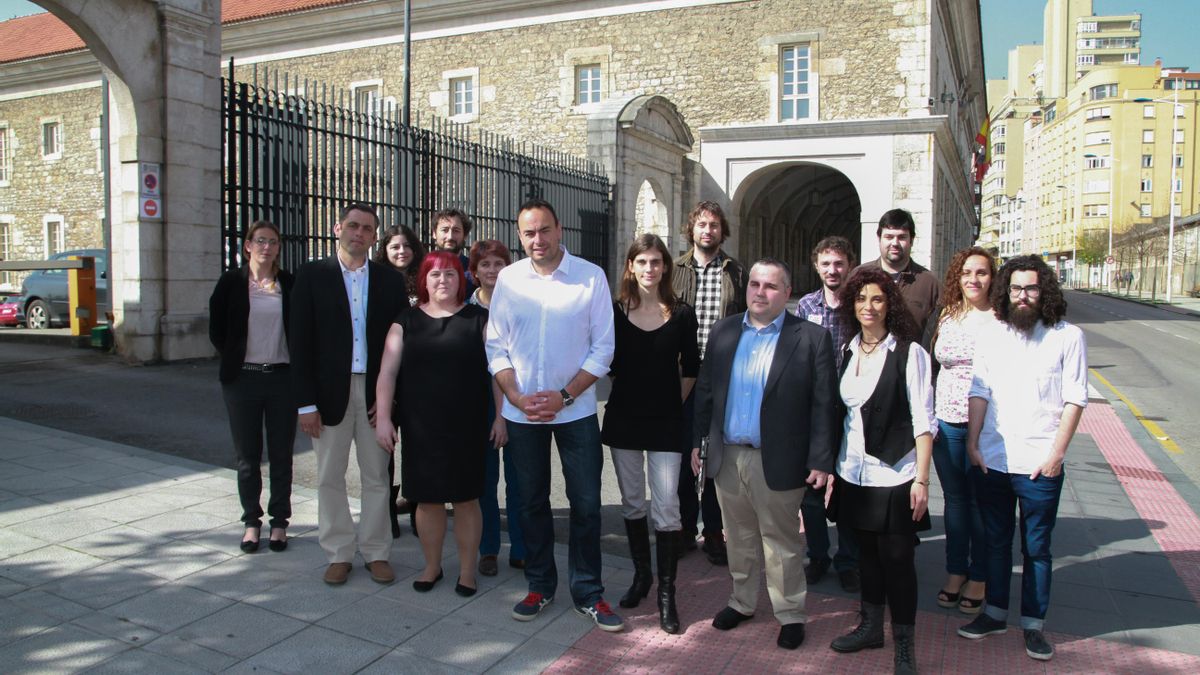 José Ramón Blanco, en el centro de la imagen, durante la presentación de la candidatura de Podemos al Parlamento de Cantabria.