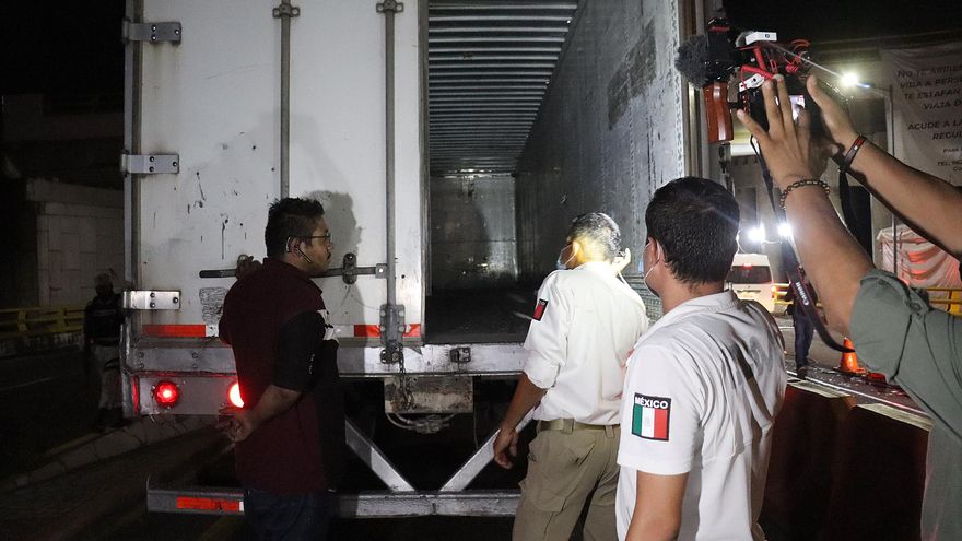 Encuentran a 19 migrantes hacinados en una camioneta en el norte de México
