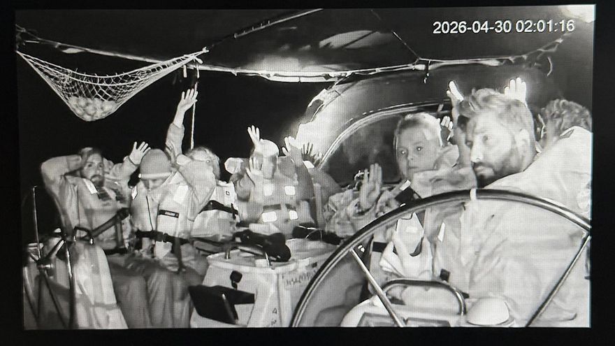 Captura de video tomada de la cuenta oficial en X de @Global Sumud Flotilla que muestra a integrantes de la Flotilla abordo de una embarcación.