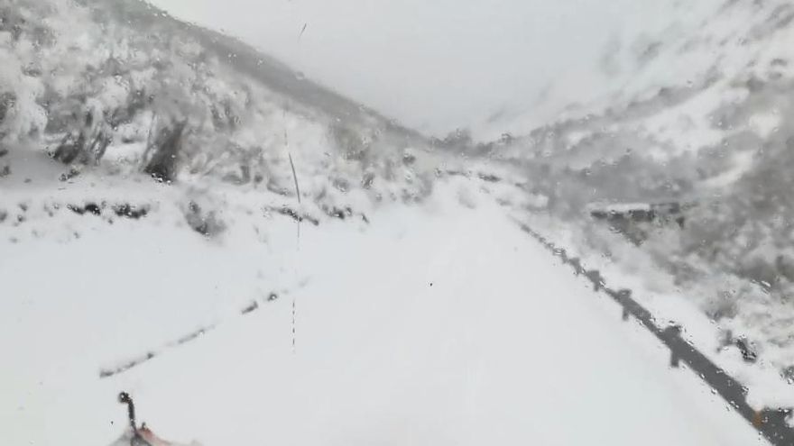 Vídeo de @MayoJos, desde la cabina de un quitanieves en el puerto de Ventana.