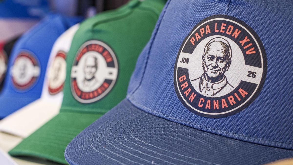Rosarios, gorras y camisetas, entre el 'merchandising' que ya busca hacer caja con la visita del Papa