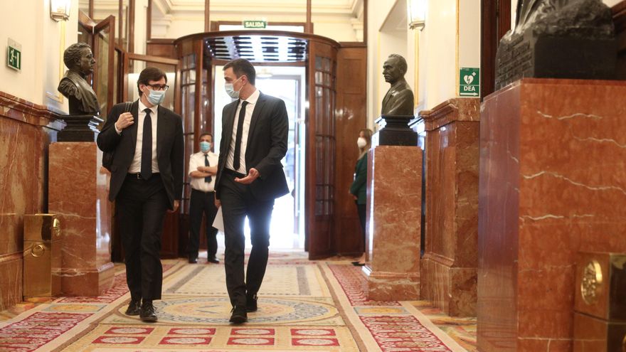 Pedro Sánchez y Salvador Illa en los pasillos del Congreso en mayo.