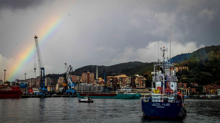 El Aita Mari salva a 17 migrantes que saltaron al mar para no volver a Libia