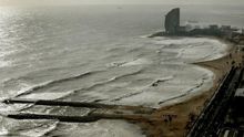 Vista de las playas de la Barceloneta y del Somorrostro, gravemente afectadas por la borrasca Gloria, que se ha cebado especialmente con el frente marítimo de Barcelona, este jueves