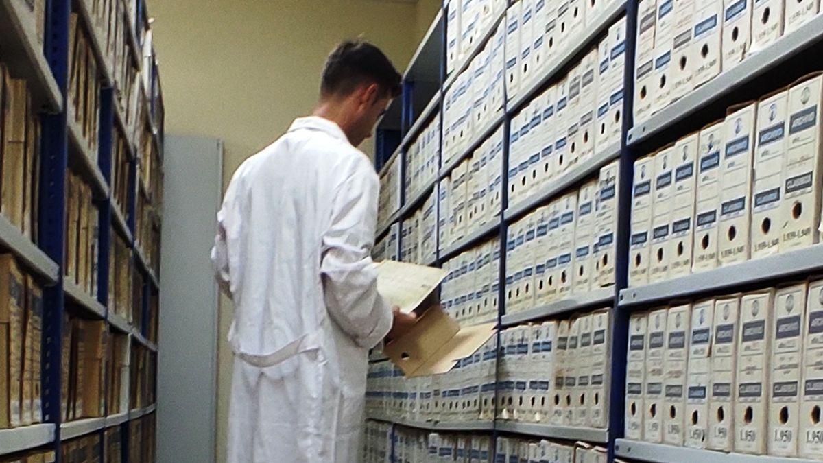 Un funcionario de Instituciones Penitenciarias en el Archivo de la Prisión de Córdoba | INSTITUCIONES PENITENCIARIAS