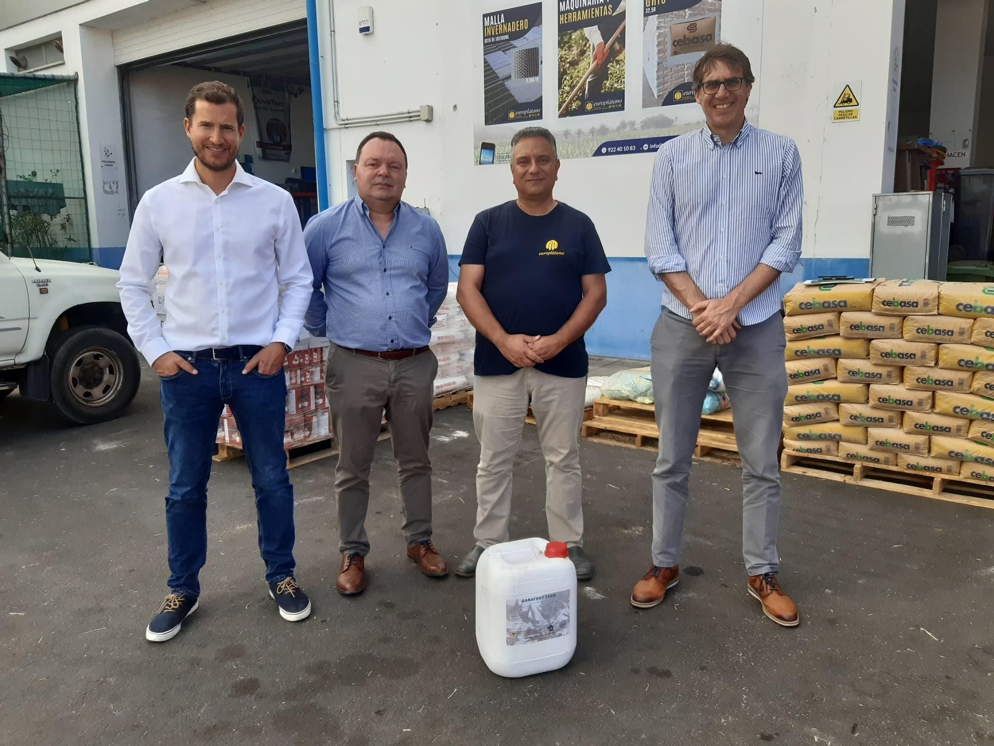 Un momento del acto de entrega de la urea a los agricultores.