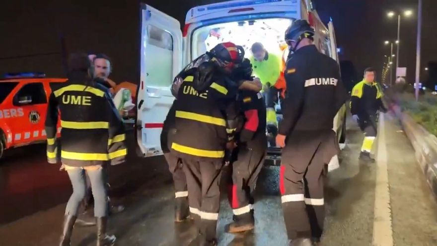 Captura de un video facilitado por la UME. El personal del tercer batallón de la Unidad Militar de Emergencias (UME) se ha desplegado en los municipios valencianos de Utiel y Requena, en el interior de la provincia de Valencia, y en Xirivella y Alaquàs, en el área metropolitana. EFE/UME -SOLO USO EDITORIAL/SOLO DISPONIBLE PARA ILUSTRAR LA NOTICIA QUE ACOMPAÑA (CRÉDITO OBLIGATORIO)-