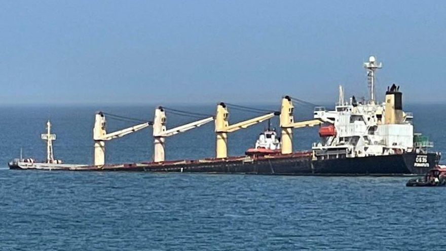 El buque siniestrado cerca de Gibraltar vierte lubricante tras la rotura del casco