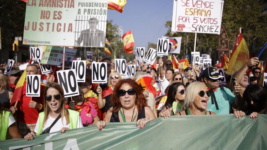 La derecha y la extrema derecha protestan en el centro de Barcelona contra la amnistía: "Puigdemont, a prisión"