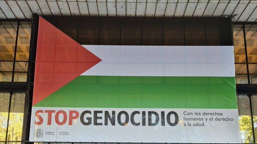 El Ministerio de Sanidad despliega una bandera palestina en su sede madrileña.